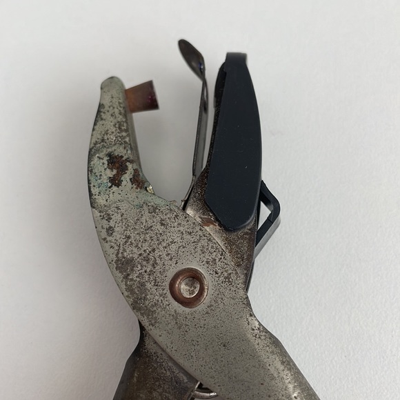 Hole Punch - Picture 2 of 4